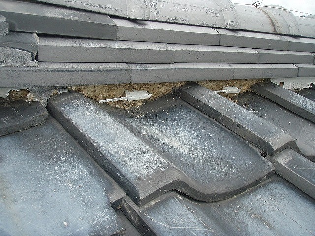 漆喰の剥離が生じた棟瓦